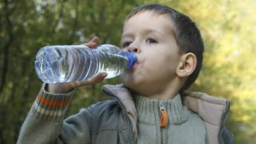 menino bebendo água