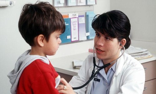 Menino no pediatra para verificar as causas da perda de peso na infância