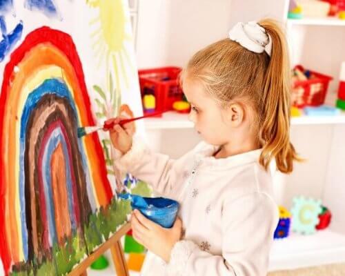menina pintando