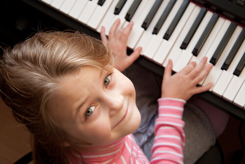 menina tocando piano