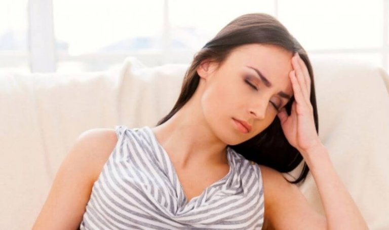 mulher com mão cabeça