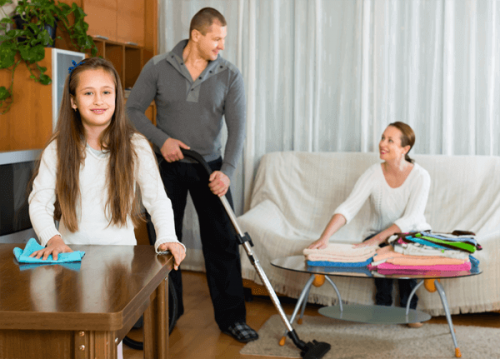 As tarefas da casa devem ser divididas entre pais e filhos.