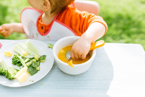 O método BLW Baby-led weaning: deixar a criança aprender a comer sozinha?
