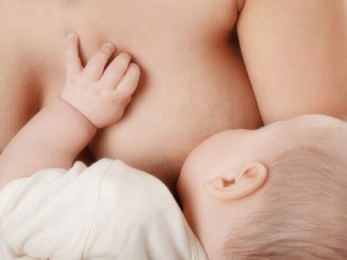 Mãe amamentando seu bebê
