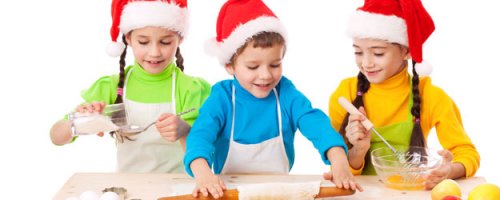 Cozinhar é uma das atividades para fazer com as crianças no Natal