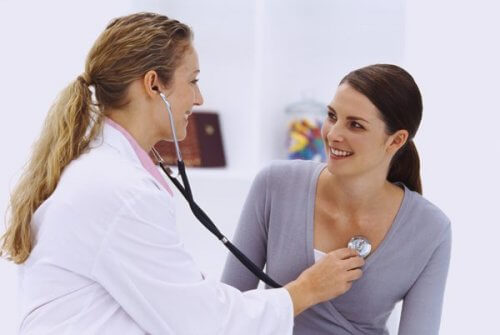 mulher visitando o médico