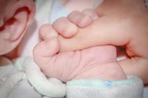 Reflexo de preensão nos bebês: o que é e como estimular