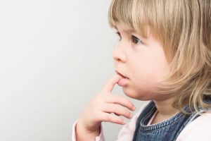 Por que as crianças tem o hábito de roer as unhas?