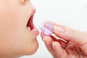 3 perigos de automedicar as crianças