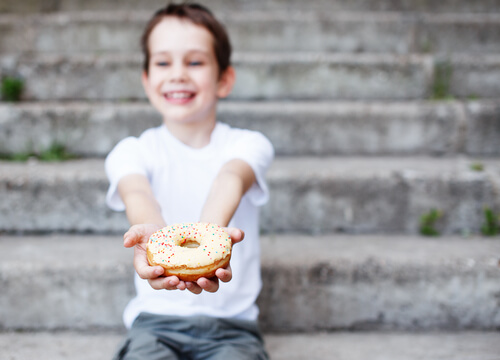 menino segurando um donut