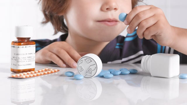 3 perigos de automedicar as crianças