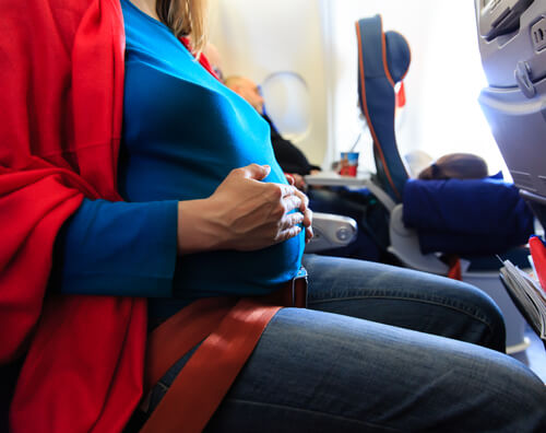 É possível viajar durante a gravidez?