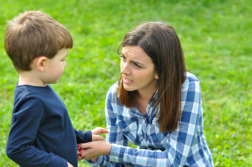 Mamãe preocupada falando com seu filho no parque