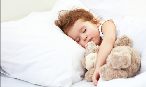 Quanto a criança deve dormir de acordo com sua idade?