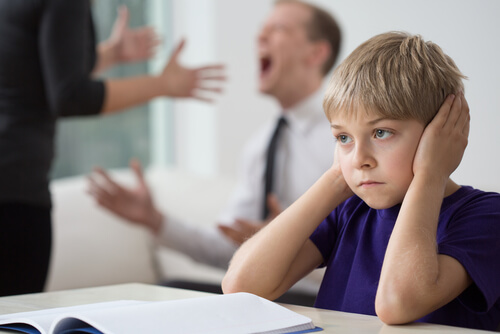 Como conduzir uma discussão na frente das crianças?