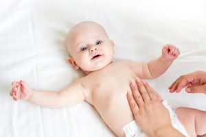 5 massagens para ajudar contra a prisão de ventre do bebê