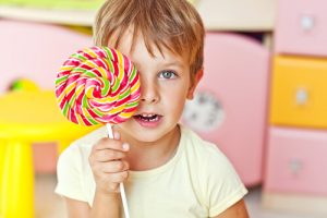 Como o consumo de açúcar afeta o comportamento e a concentração das crianças?