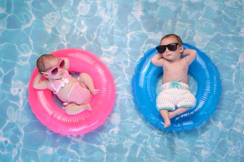 Menino e menina bebes na piscina