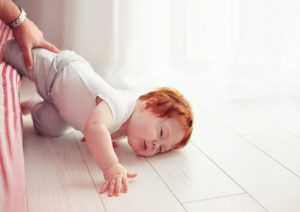 Por quanto tempo uma criança deve ficar acordada depois de bater a cabeça?