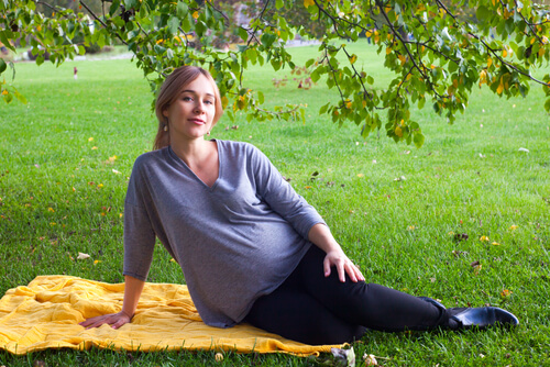 gravidez saudavel mulher no jardim
