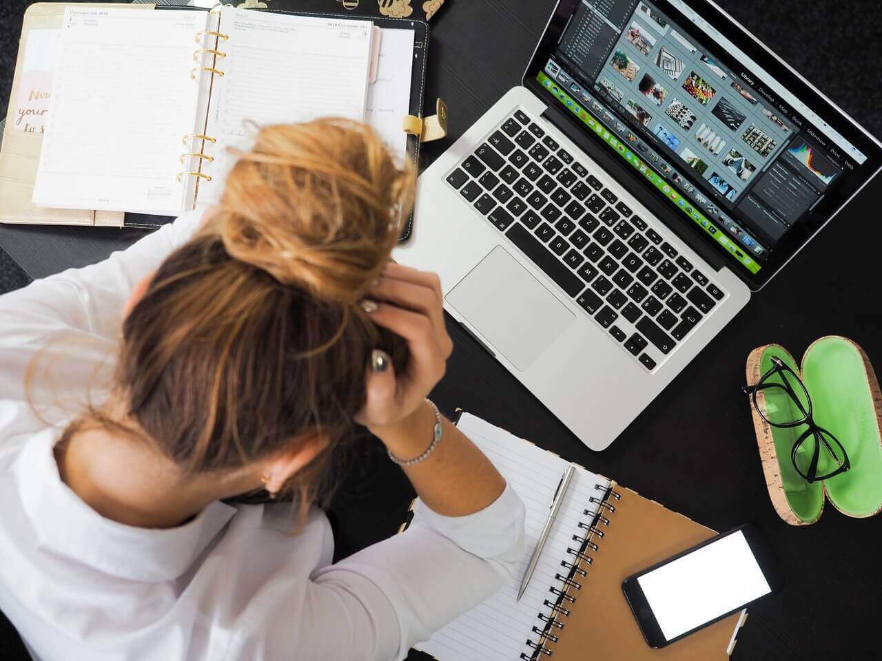 Mãe empresária no computador