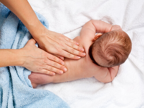 12 benefícios da massagem infantil