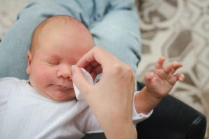 Como limpar as remelas do bebê