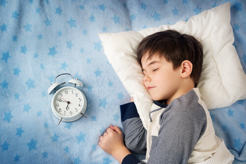 Quanto tempo a criança precisa dormir depende da idade