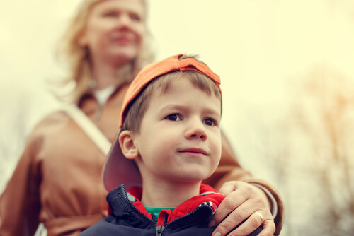 mãe superprotege o filho