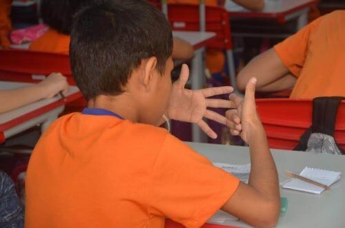 menino fazendo conta