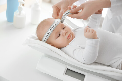 Medir a cabeça do bebê é um modo de identificar a plagiocefalia posicional