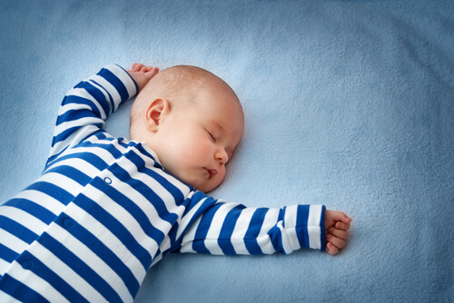 Mudar o bebê de posição enquanto dorme pode evitar a plagiocefalia posicional