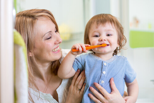 Importância da escovação para evitar manchas nos dentes permanentes