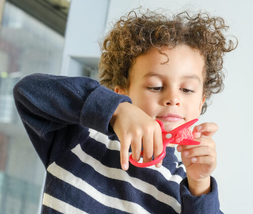 Ensinar a criança a recortar requer um pouco de paciência