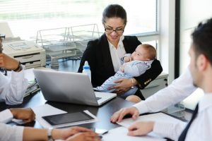 Ser mãe e ter um cargo de chefia: uma missão possível