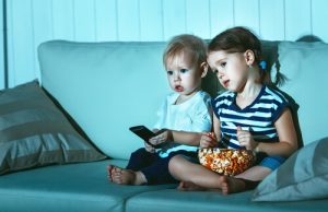 Porque as crianças assistem ao mesmo filme várias vezes?