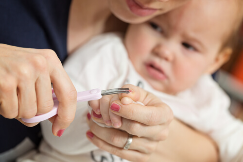 Quando se deve cortar as unhas do bebê pela primeira vez?
