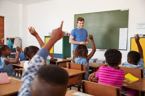 crianças participativas na aula