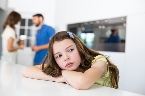 menina chateada na mesa