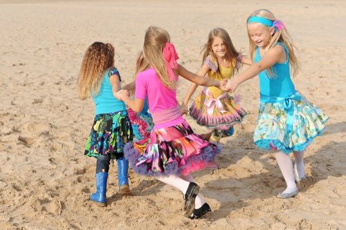 meninas brincando de ciranda