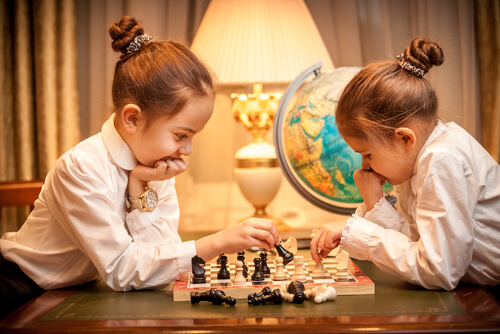 meninas gemeas jogando xadrez
