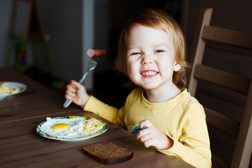 menino comendo ovos