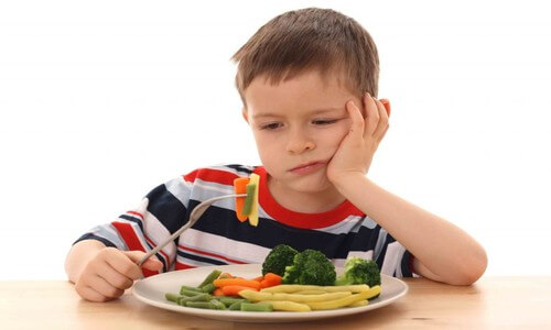 Muitas crianças relutam em comer vegetais