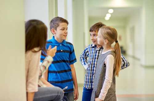 crianças conversando na escola