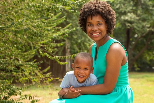 mãe e filho na natureza