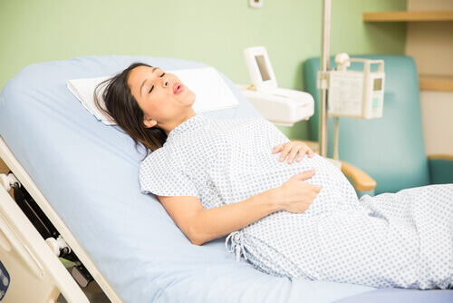 mulher respirando em trabalho de parto