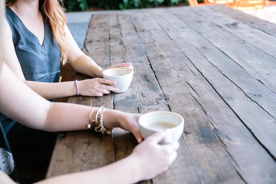 mulheres conversando no café