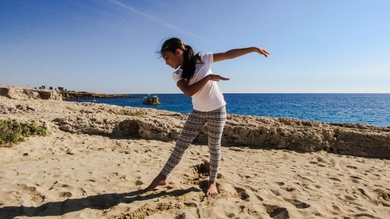 Esportes para praticar na praia com as crianças