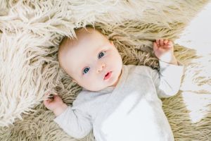 O que fazer se o bebê engasgar com o leite?