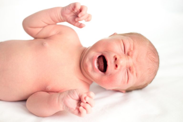 Bebês recém-nascidos e cólicas: o que fazer?